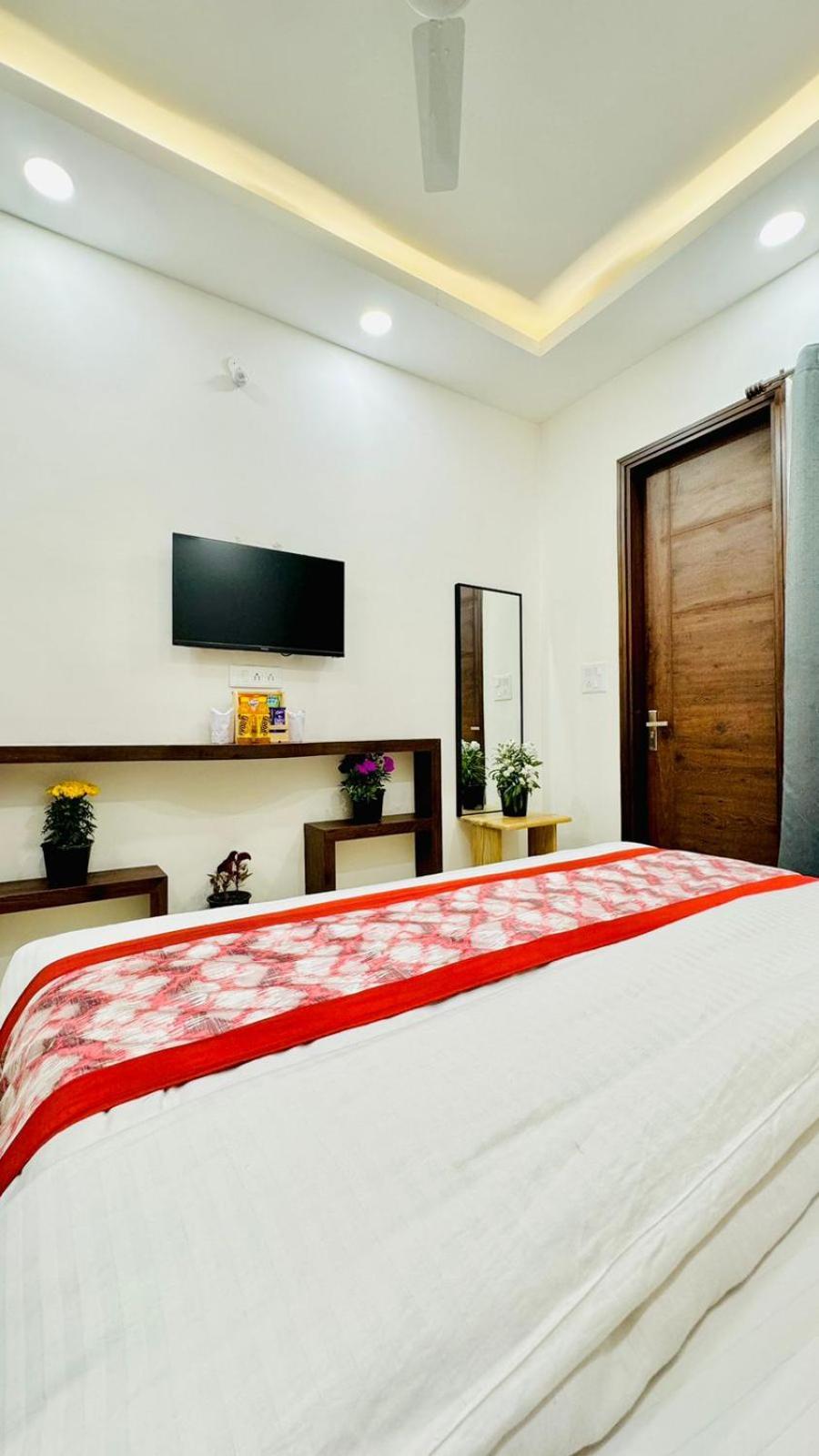 Hotel Ashram View Just 10 Minute Away Form Nizamuddin Railway Station New Delhi Exterior photo