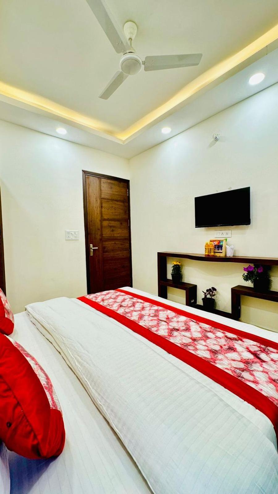 Hotel Ashram View Just 10 Minute Away Form Nizamuddin Railway Station New Delhi Exterior photo